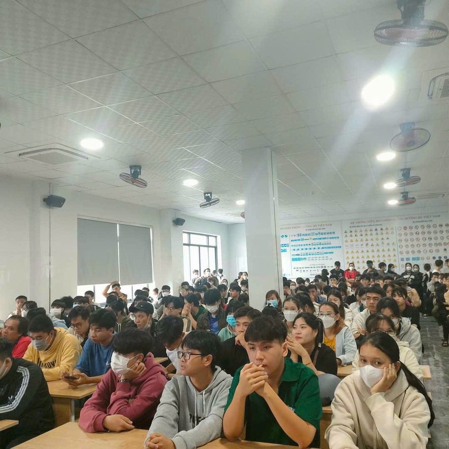Giáo viên đang hướng dẫn học viên lái xe